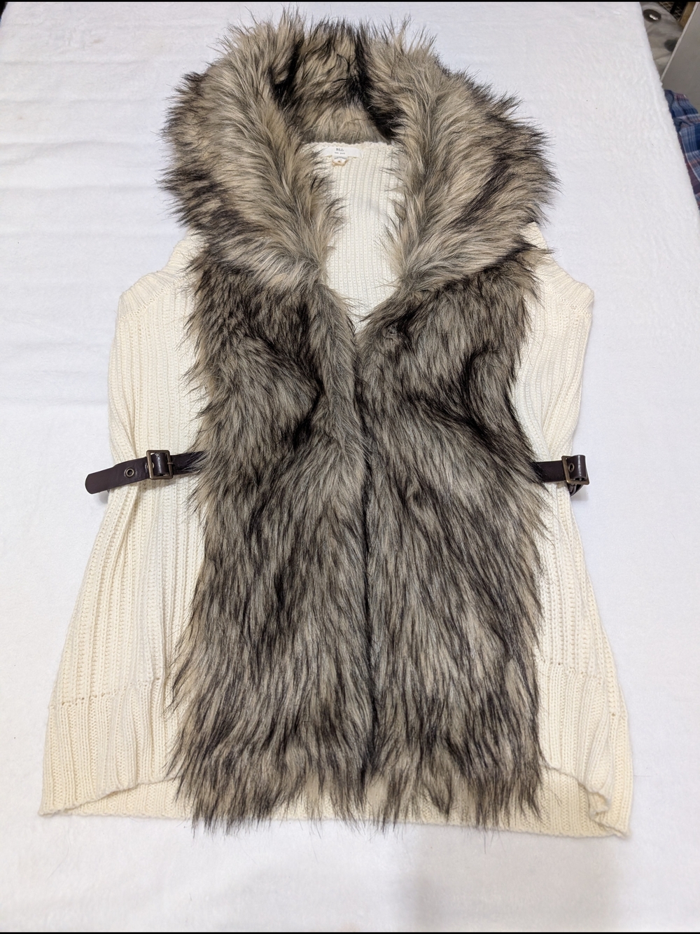 b‎ new york Cream Knit Vest with Gray Faux Fur Trim Size Medium